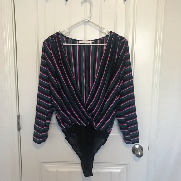 Plunging blouse w/option to close. 3/4 sleeve - Picture 3 of 5